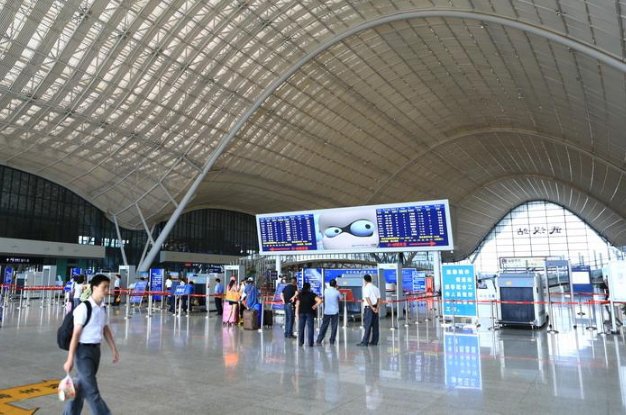 苏州火车站安检员上班时间玩游戏被开除，她的行为是否仅属于玩忽职守？