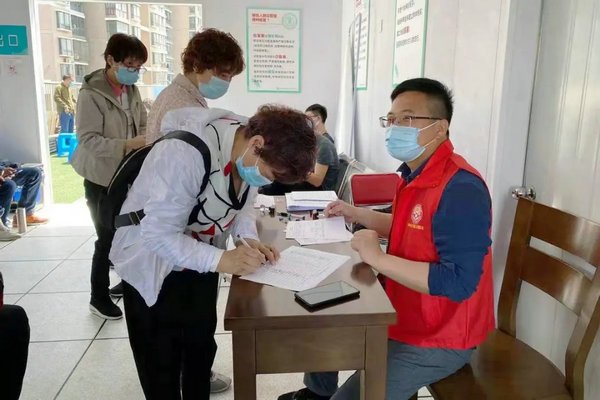 北京海淀一女子向疫苗接种人员索要礼品，女子此举遭到了网友怎样的谴责？