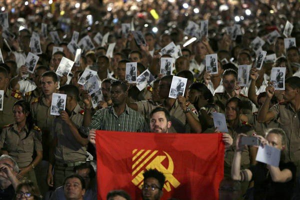 在中国大地上举起俄国十月社会主义革命旗帜的第一人是谁