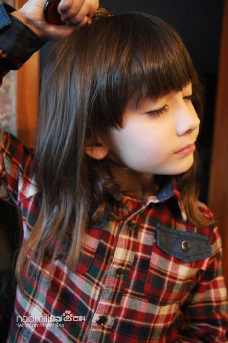 求教壁纸上小女孩的姓名~有图片