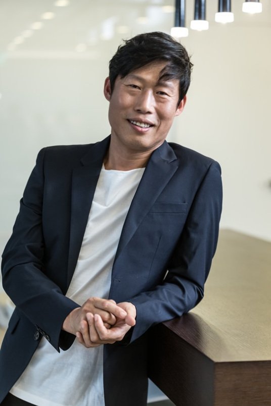 《夜枭》蝉联韩国票房冠军，这部电影有什么亮点？