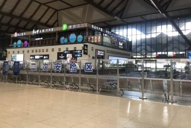 苏州火车站安检员上班时间玩游戏被开除,她的行为是否仅属于玩忽职守?