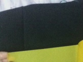 裤子上粘了很多毛毛怎么去除