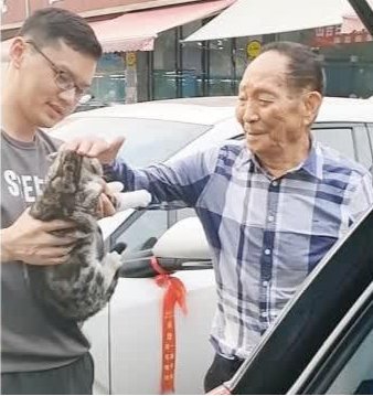 袁隆平初见袁花花，满眼宠溺“摸头杀”，袁老养猫的原因是什么？