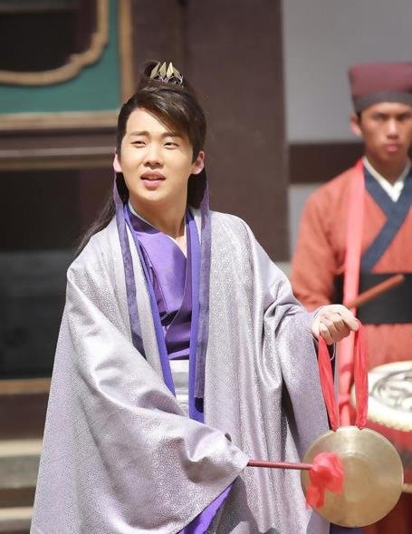 郭德纲排队做核酸被拍，他的衣着打扮有多低调？