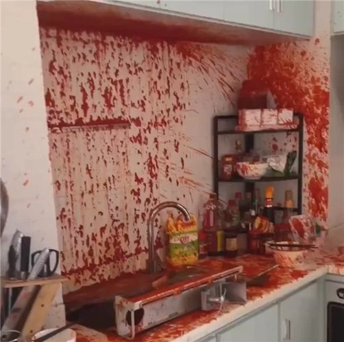 贵州女子开瓶时辣椒酱爆炸堪比案发现场，为何瓶子会突然爆炸？