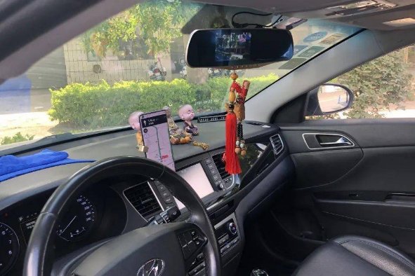 车上两个?上面一个吃的网站