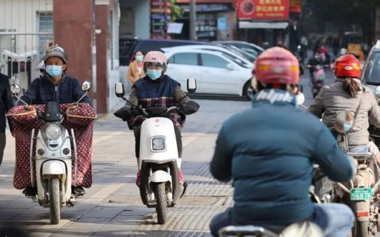 “刘邦”、“项羽”骑车未戴头盔被罚，他们的行为违反了哪些法律规定？