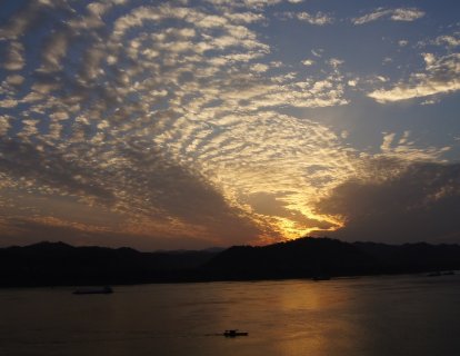 雅安震后出现的七彩云是地震云吗?专家的对此是如何解读的?