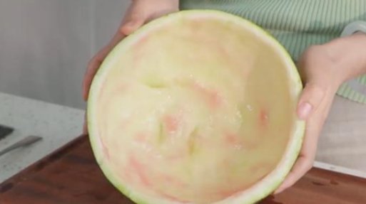 女子为不洗碗用西瓜皮装饭,吃完直接丢掉!饭的口感会有改变吗?