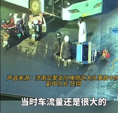 三“女侠”用电动车搭起安全岛，保护晕倒老人，当时究竟发生了什么？