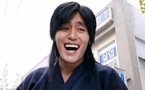 一个人每天哈哈哈是个什么症状?