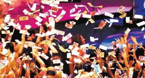 婚礼现场狂撒百万“钞票雨”,宾客一哄而上狂捡钱,这是当地的结婚习俗吗?