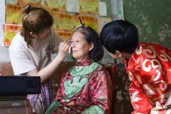 哪一刻你觉得奶奶老了？