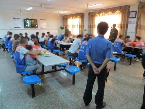 关于孙小果连续七年被评为劳改积极分子一事，你有何看法？