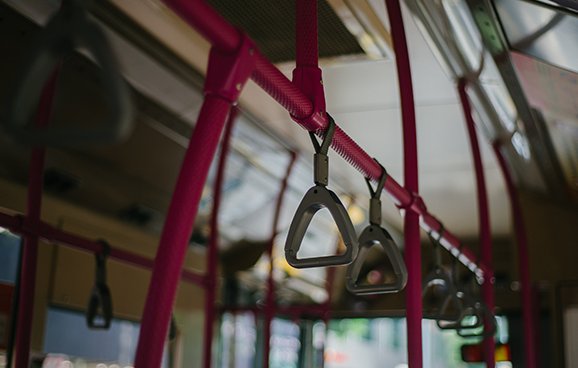 非常喜欢开车，怎样才能成为一名公交车司机？