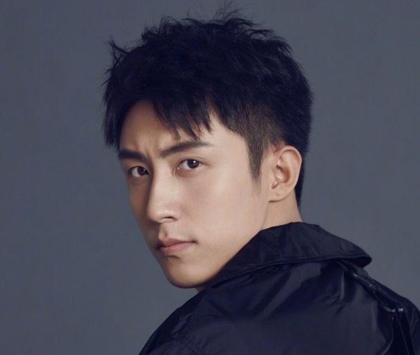 黄景瑜钟楚曦冒雨约饭，两人一前一后出饭店，两人是在谈恋爱吗？