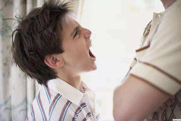 父亲从小打我导致我不愿回家怎么办？