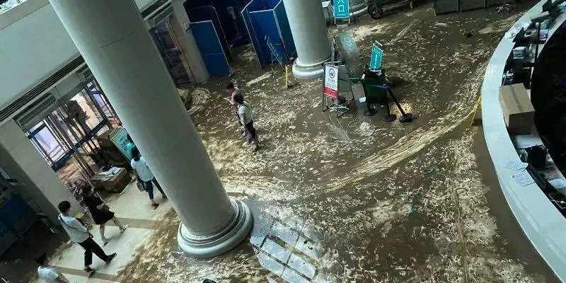 郑州暴雨致小区停电，小卖部大爷为居民免费供电，大爷的举动有多暖心？