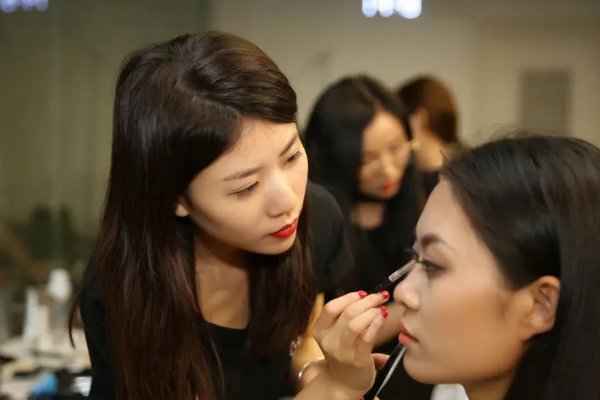 毛戈平化妆学校学费是多少？