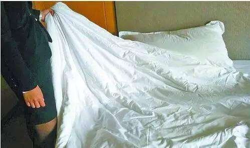 酒店客房铺床过程及步骤？