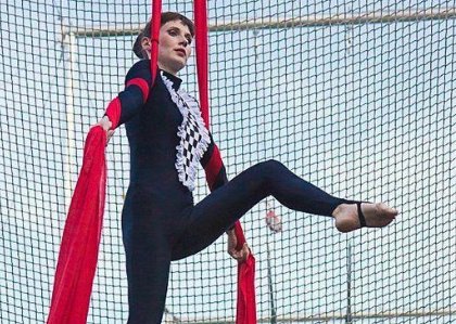 突发意外!俄女子表演空中特技时坠落,导致事故的原因是什么?