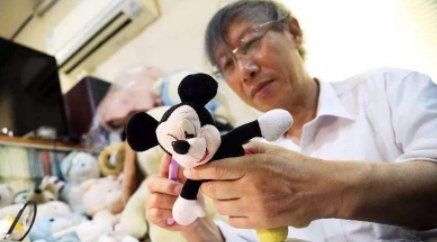 上海一退休老人开娃娃诊所修复上千玩偶，这位老人这么做有什么意义？