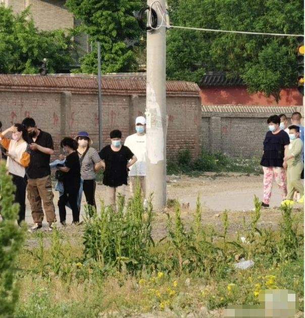 郭德纲排队做核酸被拍，他的衣着打扮有多低调？