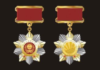 山东青岛，一位大爷佩戴纪念章街头背手溜达，纪念章象征着什么？