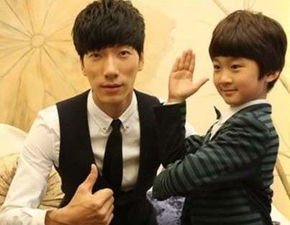 张亮13岁儿子近照曝光，疑发腮身材变壮硕，为何独自回家不见爸妈？