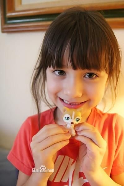 求教壁纸上小女孩的姓名~有图片