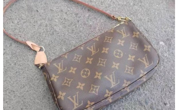 长沙一女子乘网约车遗落LV包，司机称“乘客捡到要六百”，此要求合理吗？