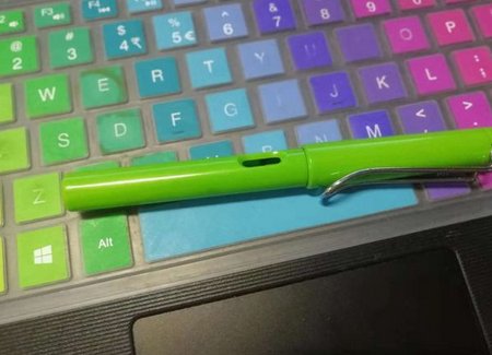 这个钢笔墨囊要怎么开？第一次用……