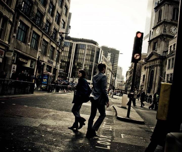 要一张男女擦肩而过的图片