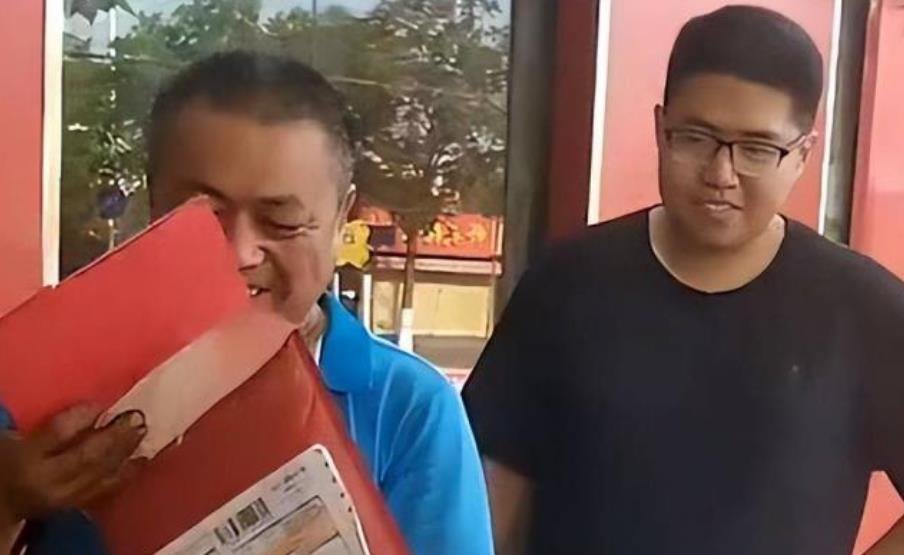 街边修车父亲拆儿子通知书笑开花，这一刻是否为父亲最欣慰的时候？