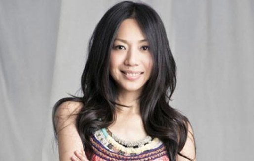 “这样的夜,热闹的街,问你想到了谁,紧紧锁眉…”这句歌词是哪首歌的?