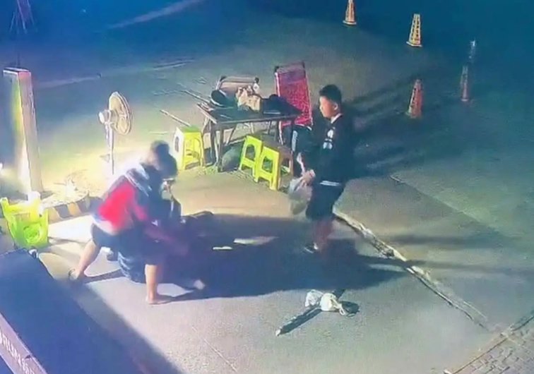 保安被男子锁喉，3名路人制止，你对这些救人者的行为有何看法？