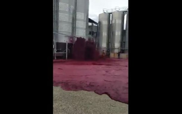 西班牙小镇5万升红酒桶破裂是怎么回事？