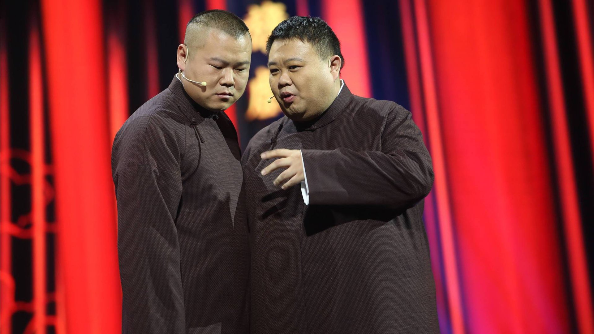 郭德纲排队做核酸被拍，他的衣着打扮有多低调？