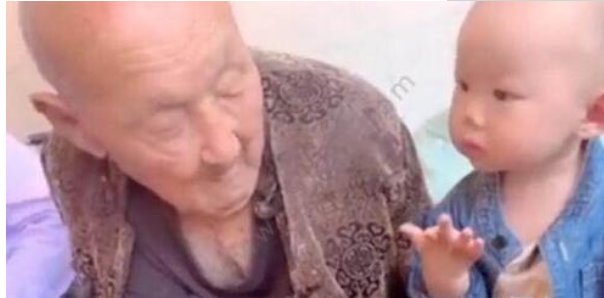 萌娃与101岁老人跨世纪握手，两人有何反应？