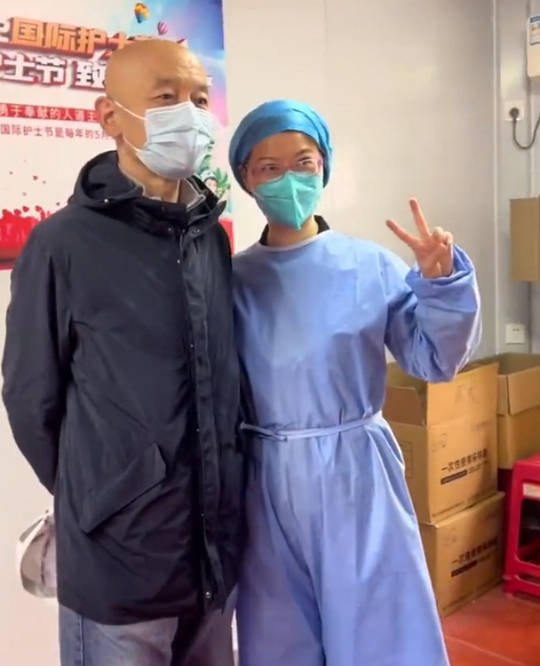 葛优排队做核酸爽快答应与大白合影，生活中的他是什么样的？