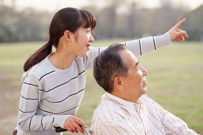 受赠房产水果摊主与老人家属见面，家属现在才出面阻止此事，他们是何目的？