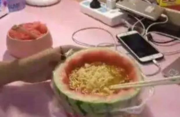 女子为不洗碗用西瓜皮装饭,吃完直接丢掉!饭的口感会有改变吗