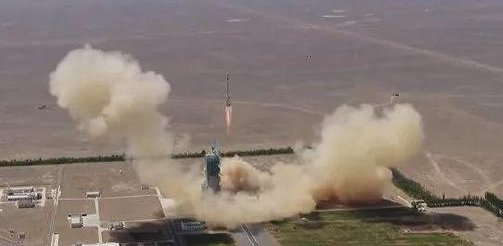 第一次上太空的蔡旭哲空中玩起了笔，在太空上玩笔是一种什么体验？