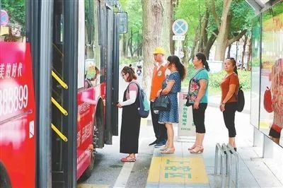 网曝一大妈北京公交车台阶上耍赖，该名大妈为何会做出这样的举动？