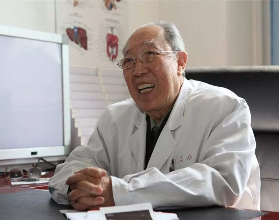 吴孟超80岁学生为吴老送别，吴孟超在众人心中是个怎样的人民英雄？