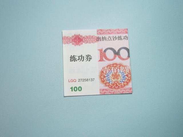 钞票叠爱心方法