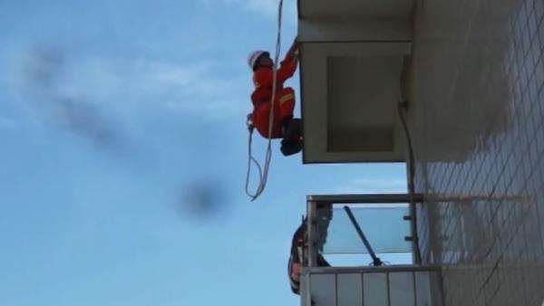 山东一美术老师用铅笔芯雕出救人坠楼瞬间，画面为何能令人泪目不已？