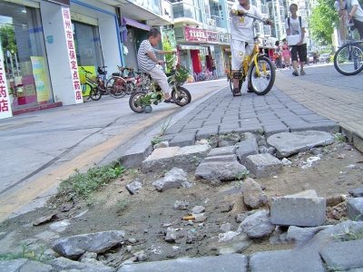 盲人走300米盲道遇30多处障碍，该如何解决这个问题?