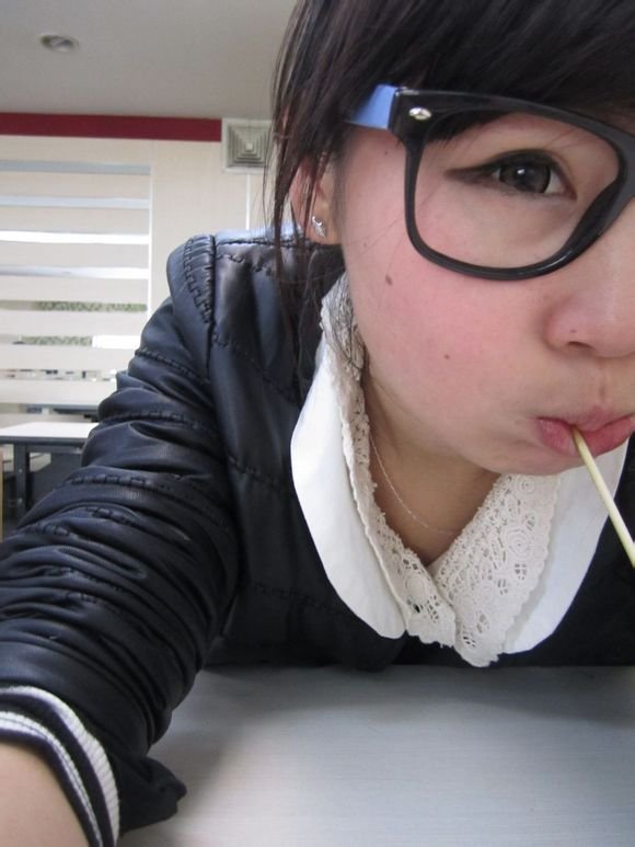 我想知道图片上的女生叫什么名字。